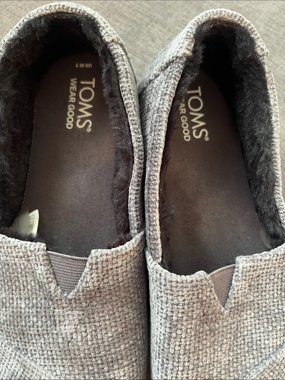 Toms Women’s textured Gray Woven Slip-On flats faux fur lined size 7 Excellent